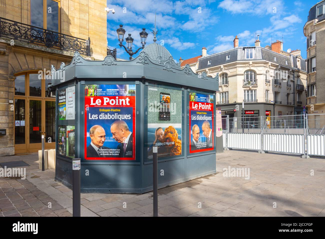 Publicidad para la revista 'Le Point' en un quiosco de la calle en Reims, Marne (51), Francia. Foto de stock
