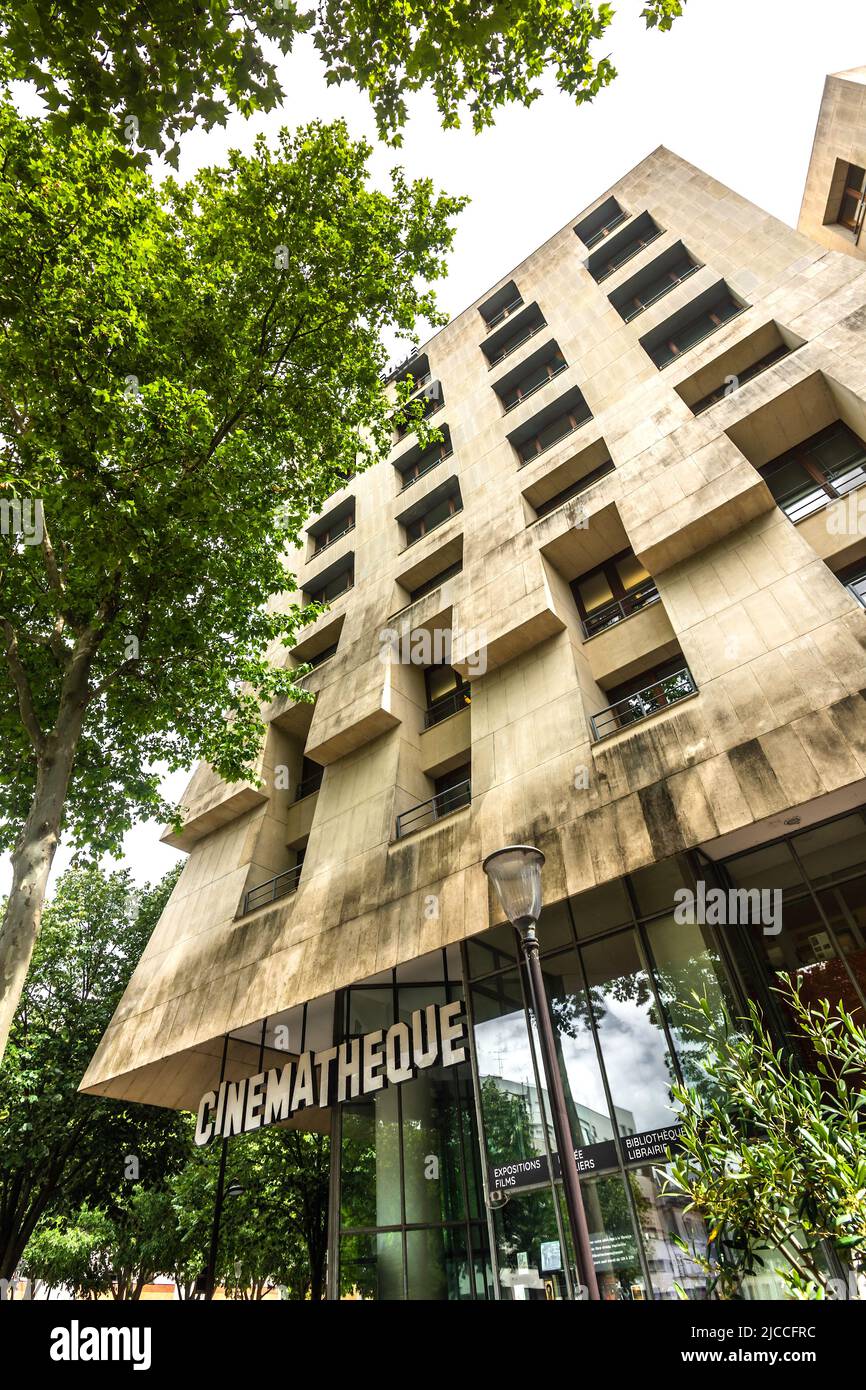 El Cinémathèque Francaise edificio posmoderno diseñado por Frank Gehry en el Parc de Bercy, París 12, Francia. Foto de stock