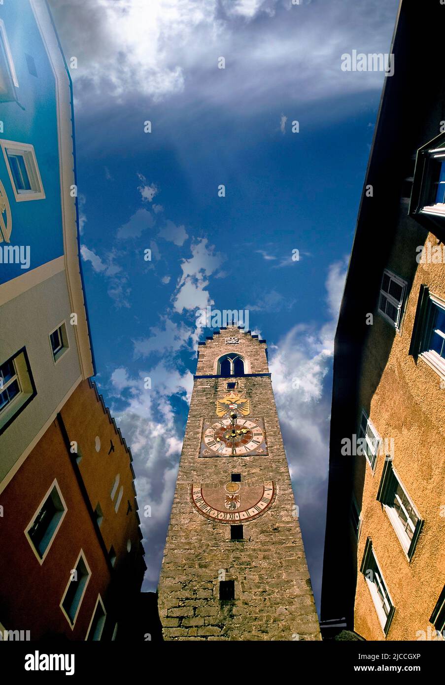 Italia Tirol del Sur Val Isarco Vipiteno nueva torre de la ciudad de los doce Foto de stock