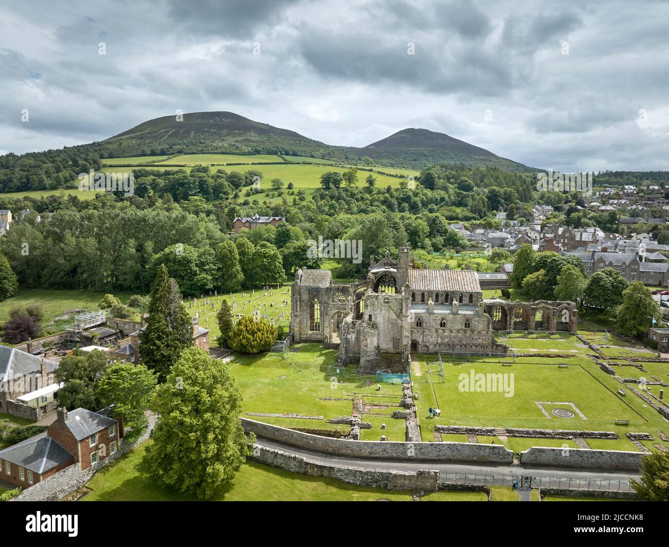 Vista aérea de la Abadía de Melrose mirando hacia las colinas de Eildon en las fronteras escocesas. Foto de stock