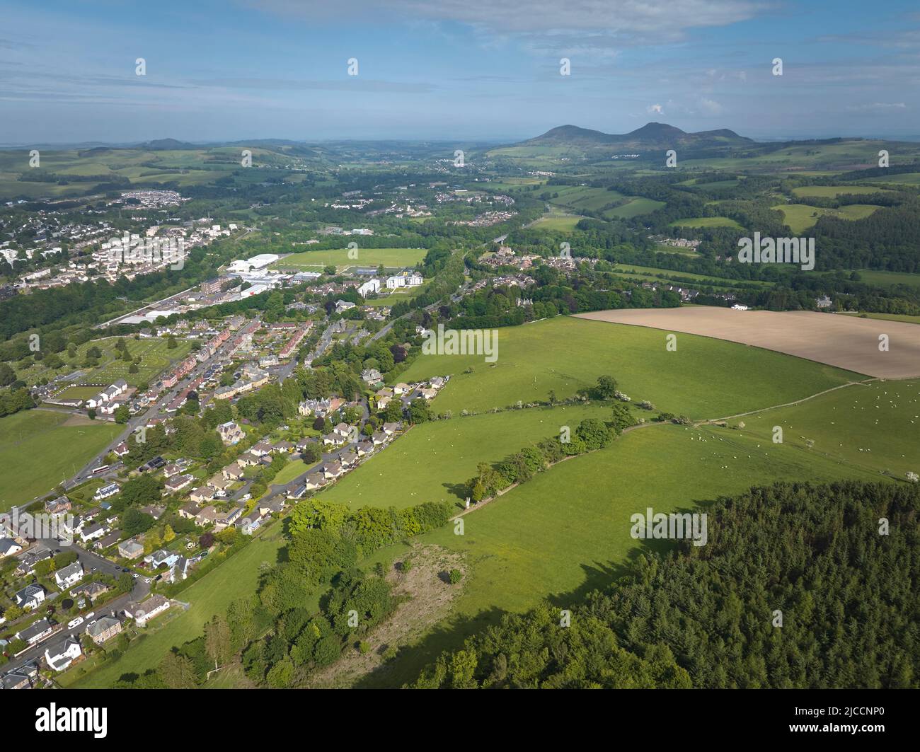 Vista aérea desde Gala Hill en Galashiels hacia Netherdale y los Eildons más allá. Foto de stock