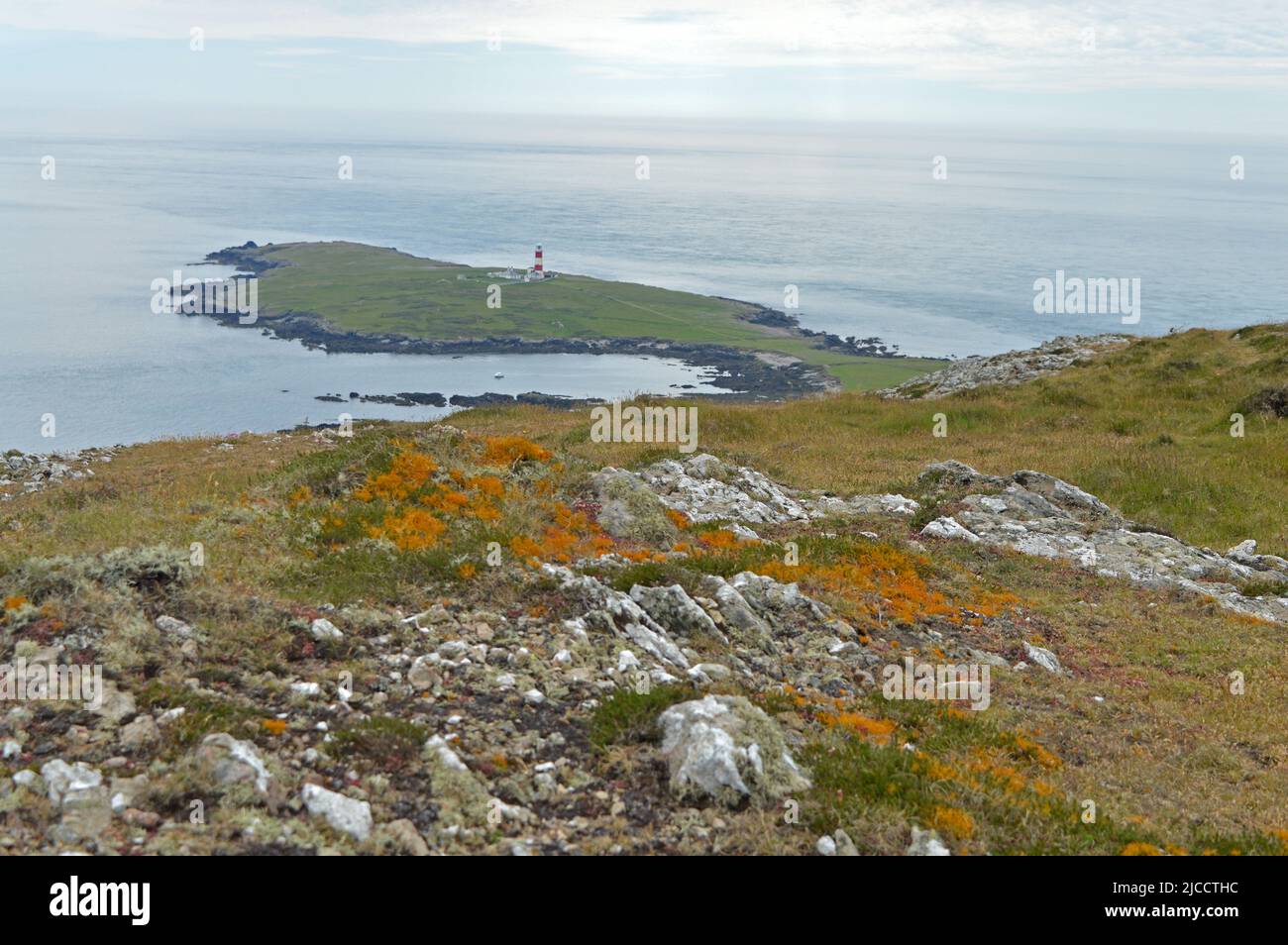 Bardsey Island faro y costa Foto de stock