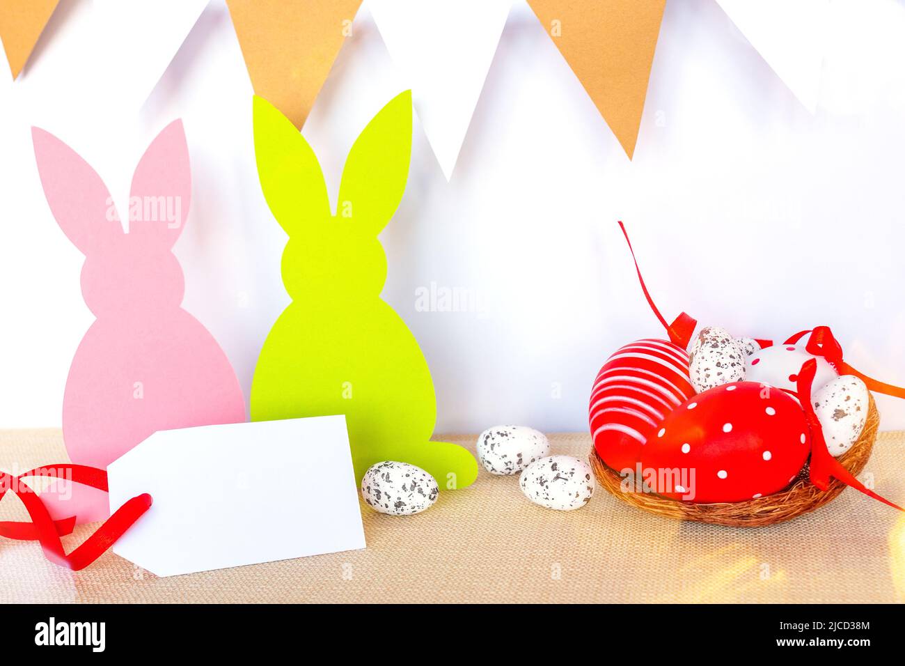 Fondo con huevos de Pascua, conejos y garland banderas Foto de stock