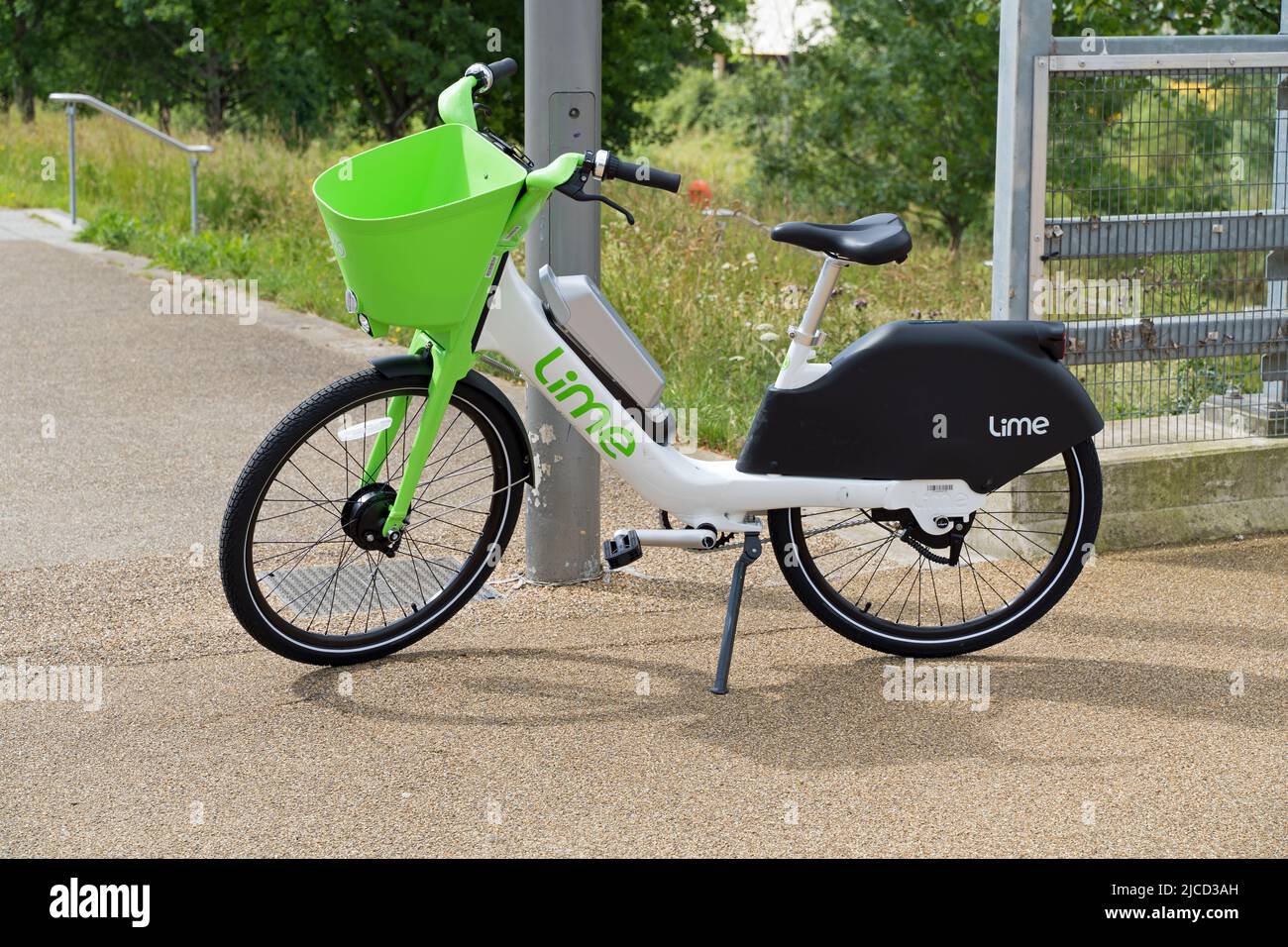 Bicicleta de alquiler de cal en un sendero público en un parque. Londres - 12th de junio de 2022 Foto de stock