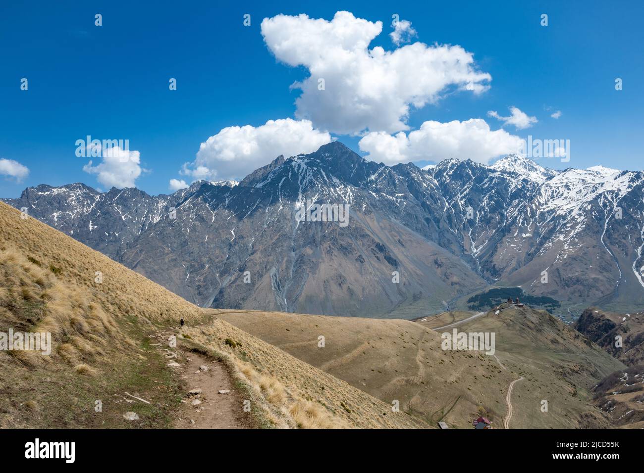 Excursionistas en el sendero del Monte Kazbek. Montañas del Cáucaso. Stepantsminda, la República de Georgia. Foto de stock
