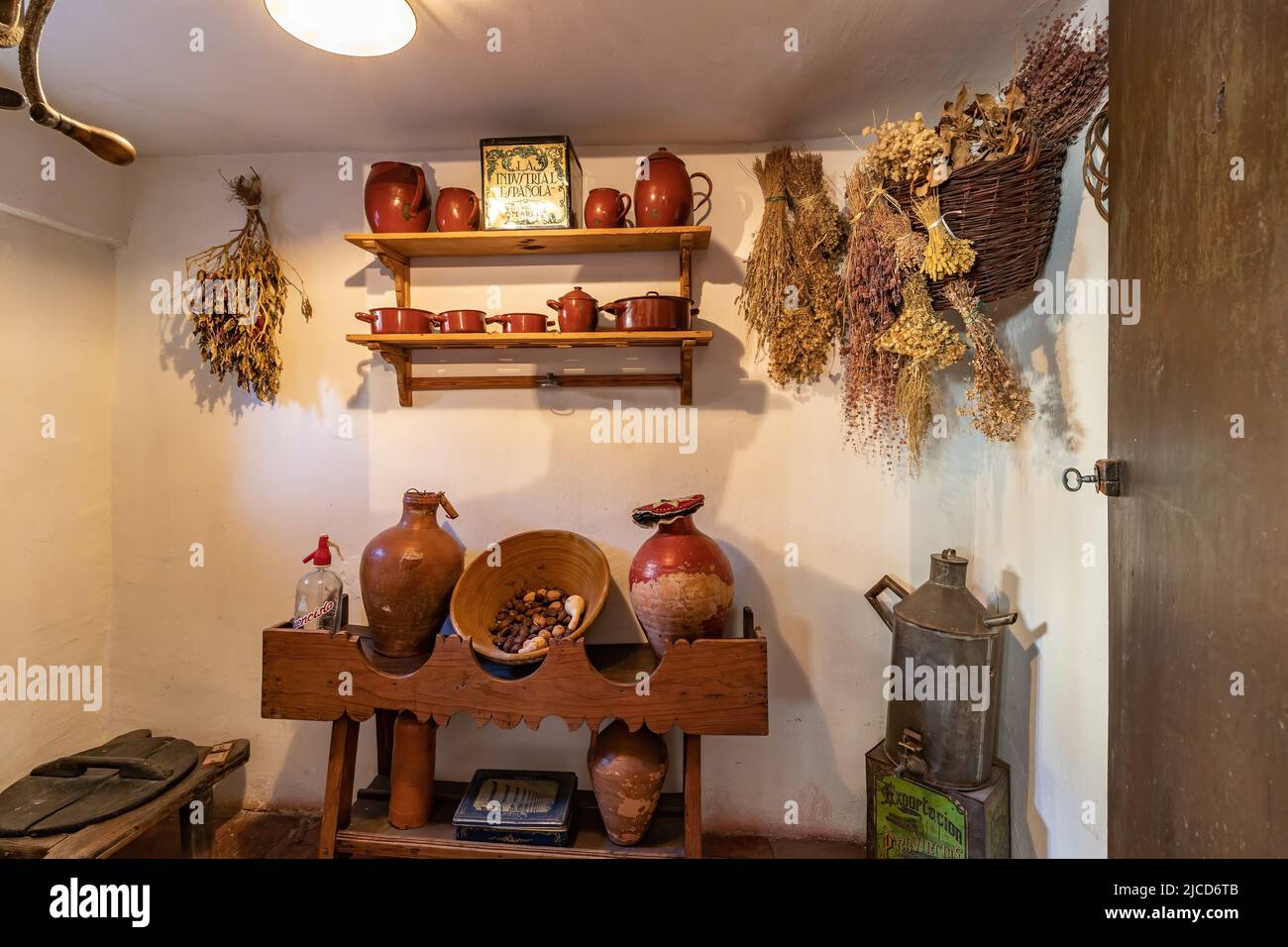 Segovia, España - 9 de octubre de 2017: utensilios de cocina vintage en casa rústica Foto de stock