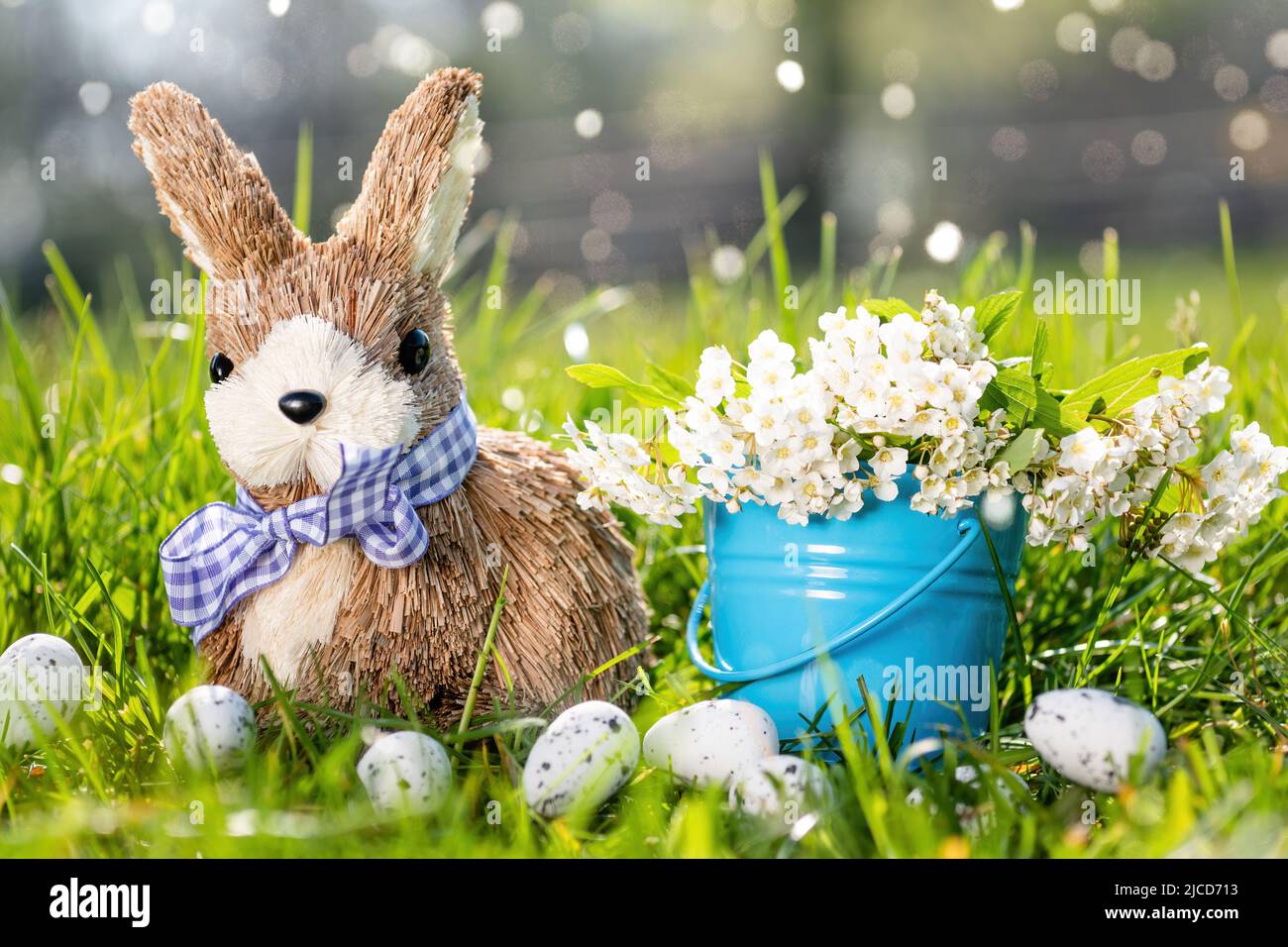Fondo de Pascua con conejo, huevos, hierba verde y flores Foto de stock