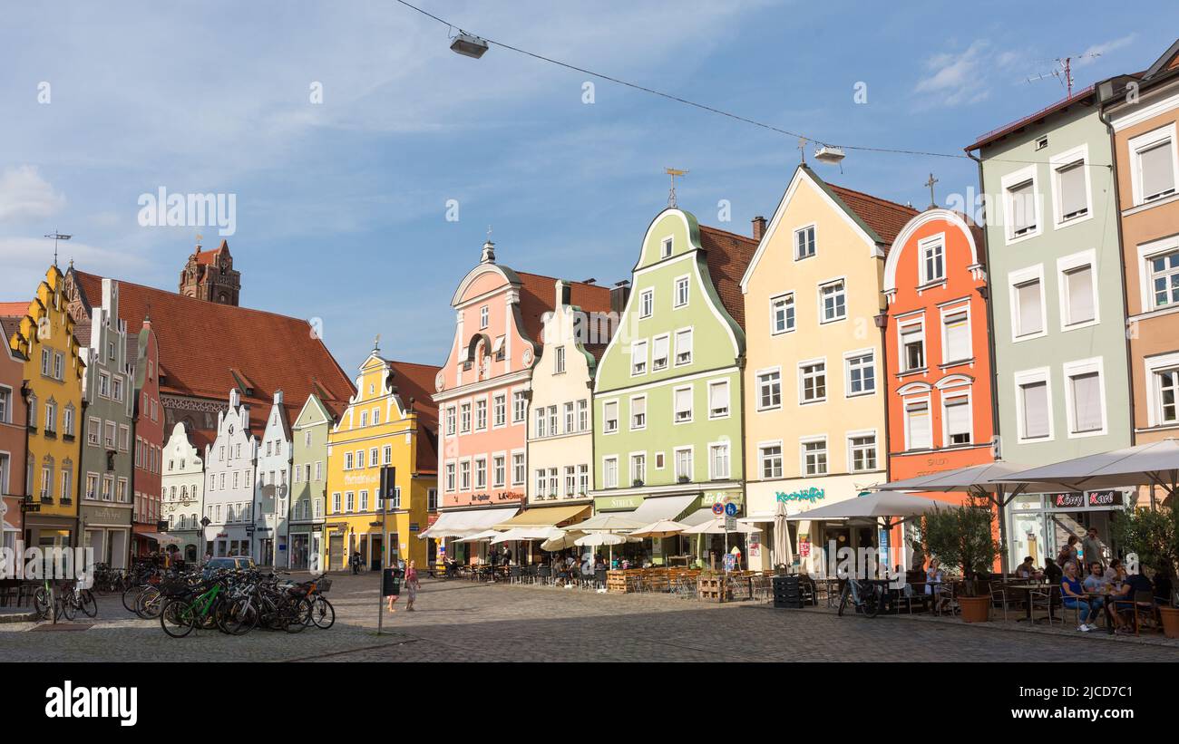 Landshut, Alemania - 13 de agosto de 2021: Casas coloridas en el casco antiguo de Landshut (Altstadt). Foto de stock