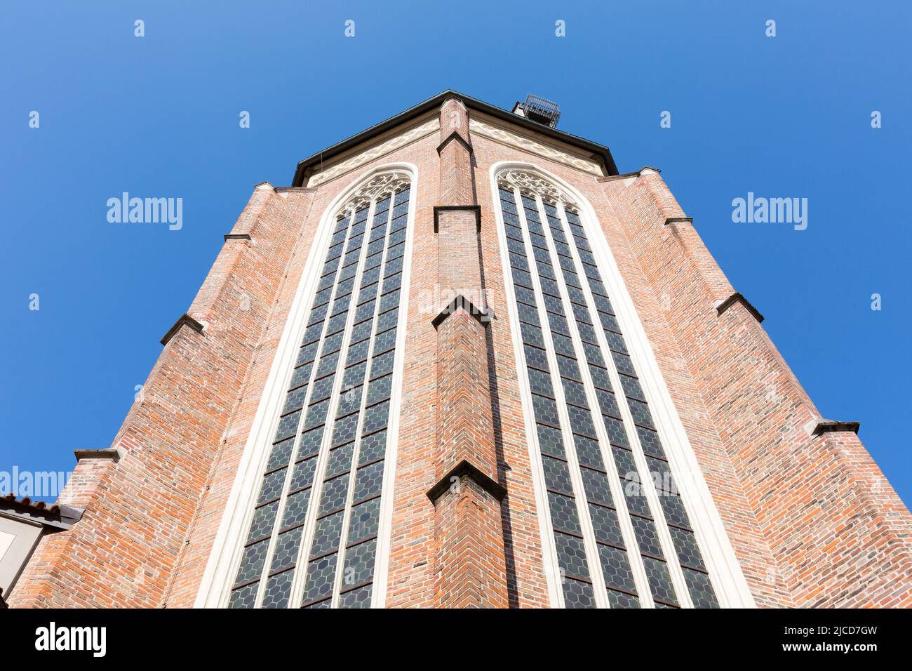 Landshut, Alemania - 14 de agosto de 2021: Vista hacia arriba en la fachada de la iglesia de San Martín. Foto de stock