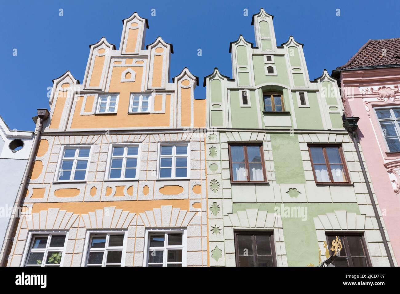 Landshut, Alemania - 14 de agosto de 2021: Casas históricas con fachada amarilla y verde en el casco antiguo de Landshut. Foto de stock
