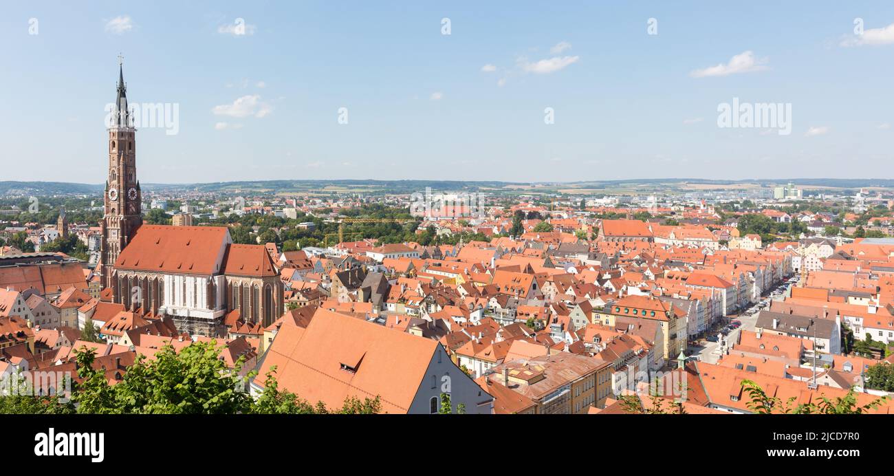 Landshut, Alemania - 14 de agosto de 2021: Panorama de la ciudad vieja de Landshut con la basílica de San Martín. Foto de stock