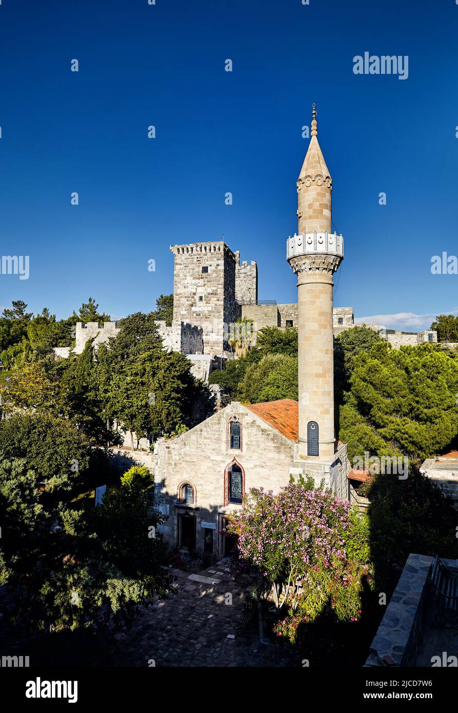 Famosa Mezquita con torre en el museo del Castillo de Bodrum cerca del mar en Turquía Foto de stock
