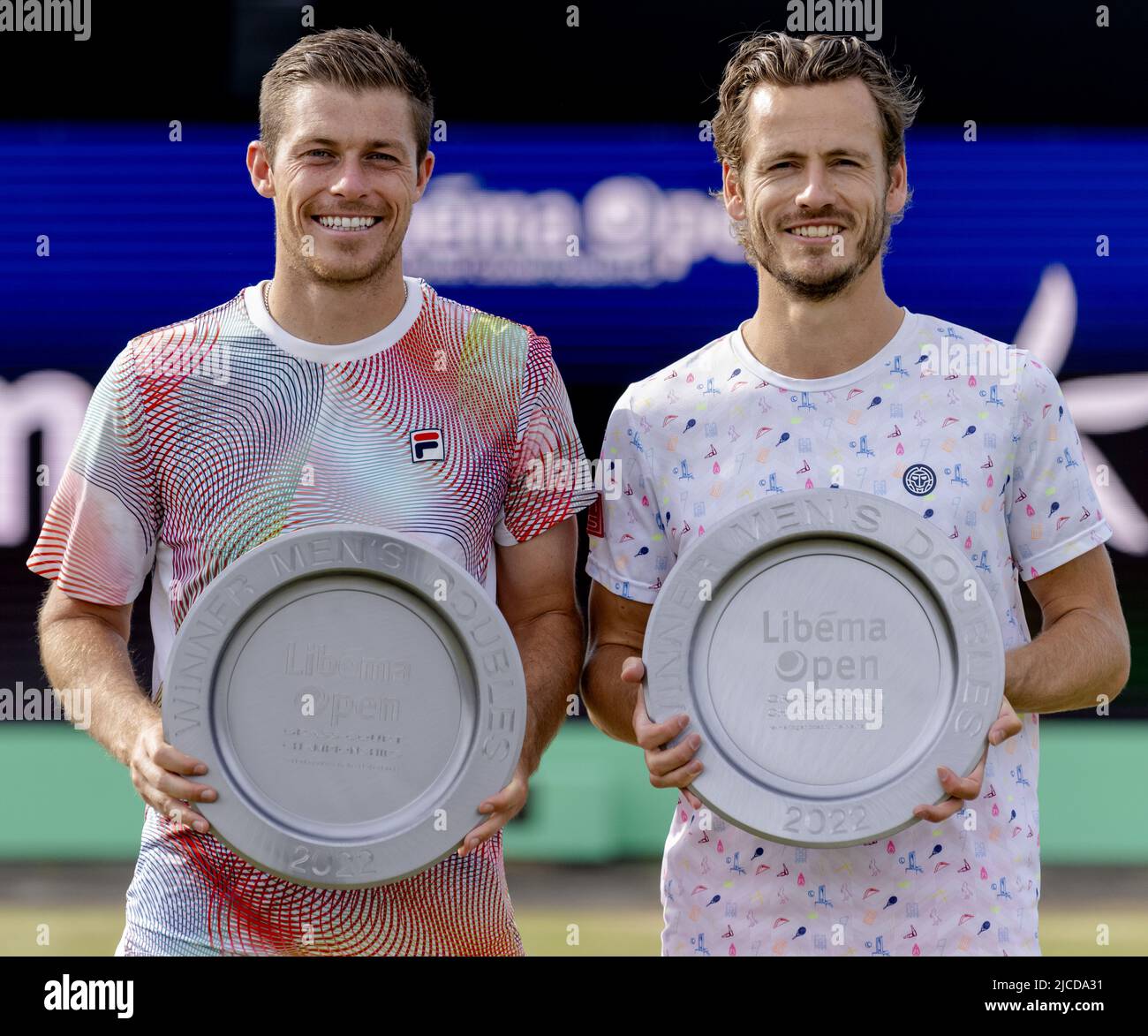 2022-06-12 18:02:39 ROSMALEN - Los jugadores de tenis Neal Skupski (Gran Bretaña) y Wesley Koolhof ganan los dobles masculinos finales del torneo internacional de tenis Libema Open. El torneo de tenis holandés combinado para hombres y mujeres se llevará a cabo en las pistas de césped de Autotron durante doce días. ANP SANDER KONING países bajos Out - bélgica Out Foto de stock