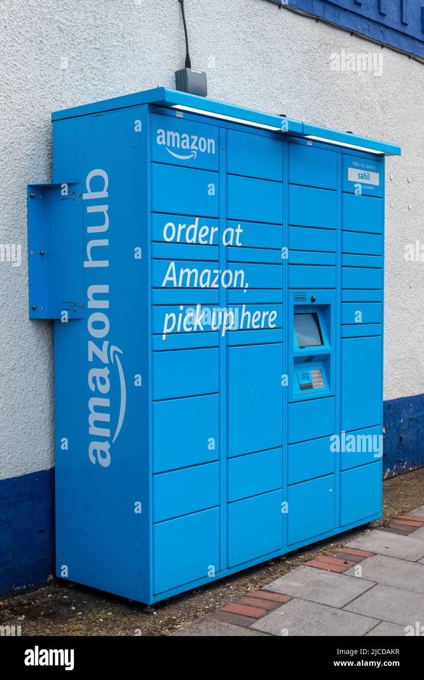 Amazon Hub, taquillas para recoger pedidos o entregas de paquetes de la  empresa en línea Amazon Fotografía de stock - Alamy