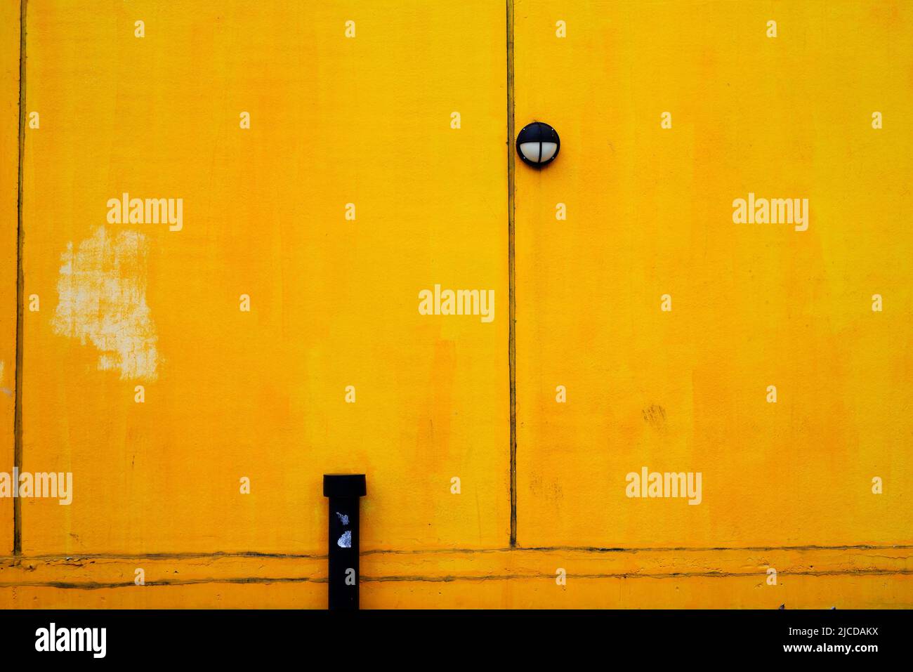 superficie de pared de edificio amarillo brillante con lugar para texto Foto de stock