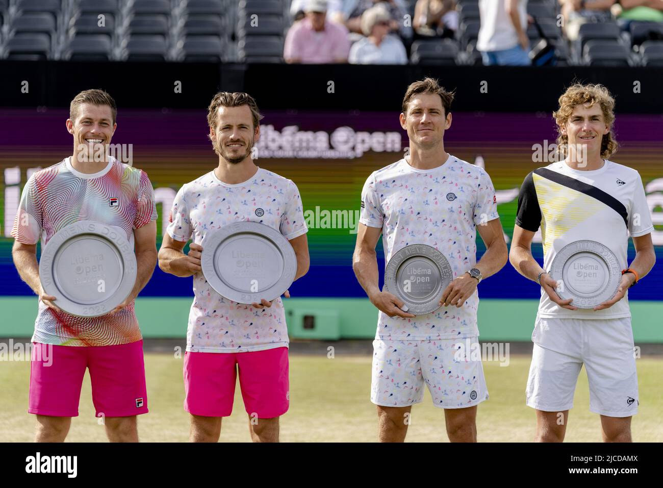 ROSMALEN - Los tenistas Neal Skupski (Gran Bretaña) y Wesley Koolhof ganan los dobles masculinos finales del torneo internacional de tenis Libema Open. Derecha Matthew Ebden (Australia) y Max Purcell (Australia) El torneo de tenis holandés combinado para hombres y mujeres se lleva a cabo en las pistas de hierba de Autotron durante doce días. REY SANDER ANP Foto de stock