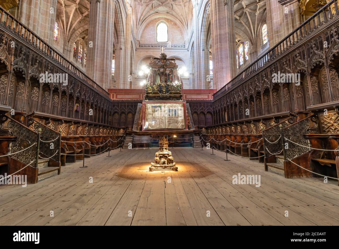 Segovia, España - 9 de octubre de 2017: Coro de madera de la Catedral de Segovia Foto de stock