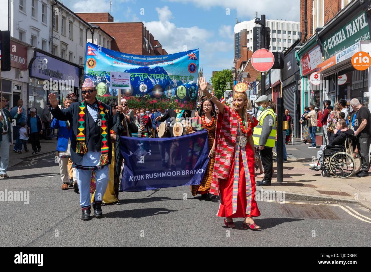 Kirat Yakthung Chumpung UK, etnia nepalí Limbu People, en el Grand Parade en Victoria Day, un evento anual en Aldershot, Hampshire, Inglaterra, Reino Unido Foto de stock