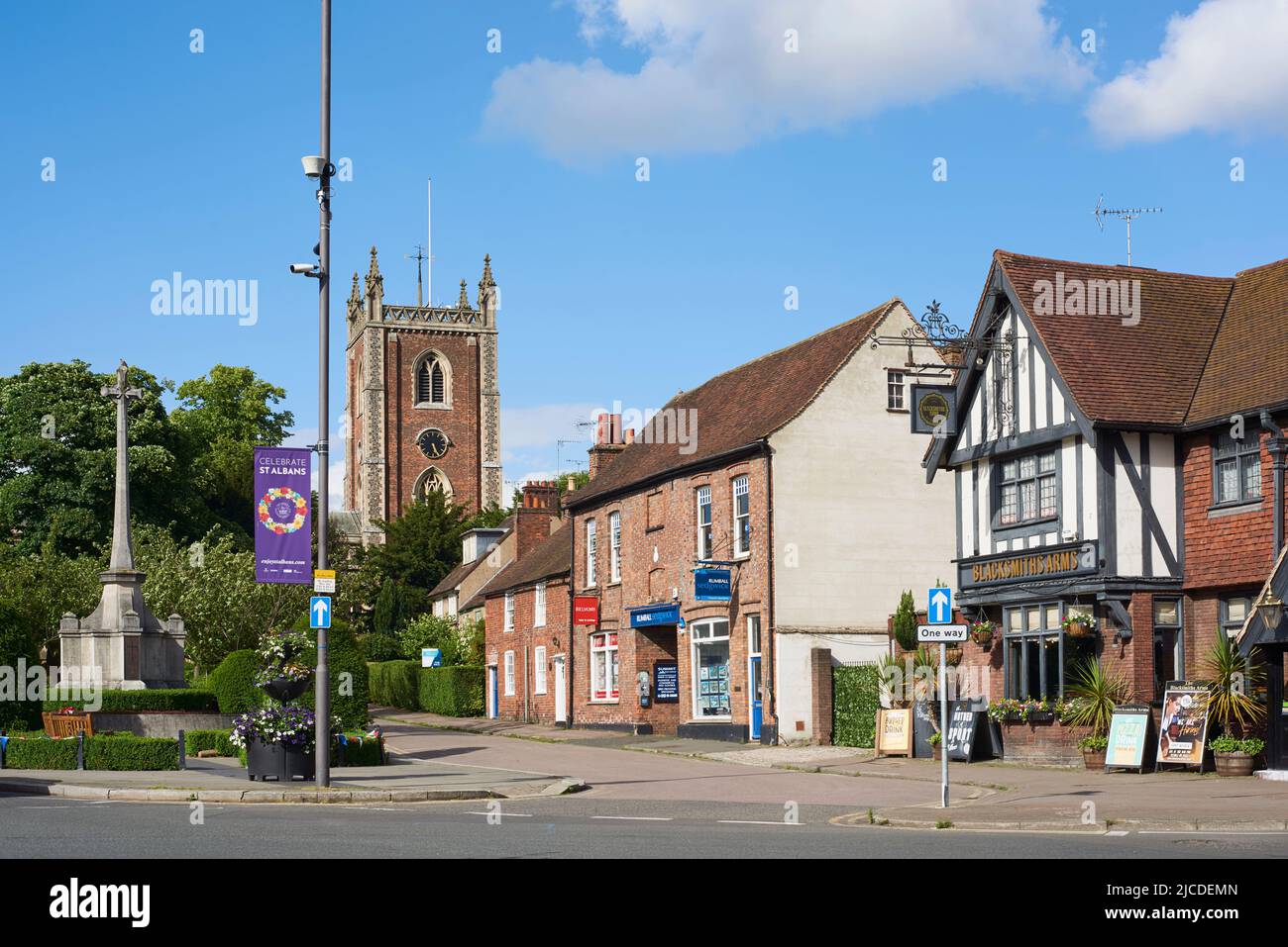 St Peter's Street y el monumento conmemorativo de la guerra en la ciudad de St Albans, Hertfordshire, sudeste de Inglaterra, con la torre de la iglesia de San Pedro en el fondo Foto de stock