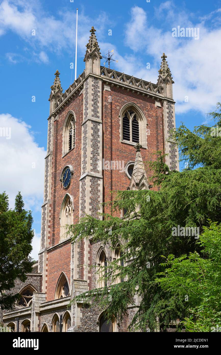 La torre de ladrillo de la iglesia histórica de San Pedro, en la ciudad de San Albans, Hertfordshire, Inglaterra Foto de stock