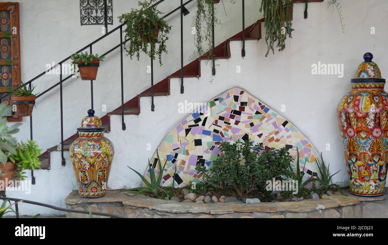 Diseño de jardín mexicano en el patio delantero, decoración colorida de  cerámica pintada, ventana, escaleras y plantas suculentas en macetas de  arcilla. Exterior de casa blanca étnica latina, patio rural o terraza