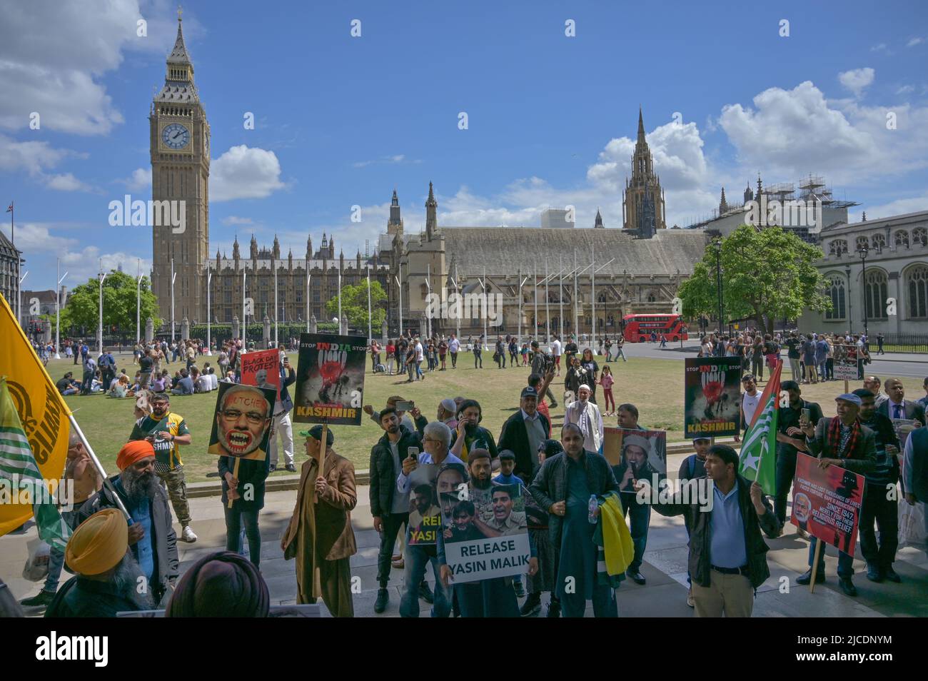 Londres, Reino Unido, 12/06/2022, protesta de la comunidad de Kashmiris para exigir la liberación de Yasin Malik es una lucha independiente de Cachemira por la libertad de Cachemira y otros prisioneros de Kashmiri detenidos en cárceles indias chutnig India torturadores marchan a Downing street hacia la Alta Comisión India, Londres, Reino Unido. - 12 de junio de 2022. Foto de stock