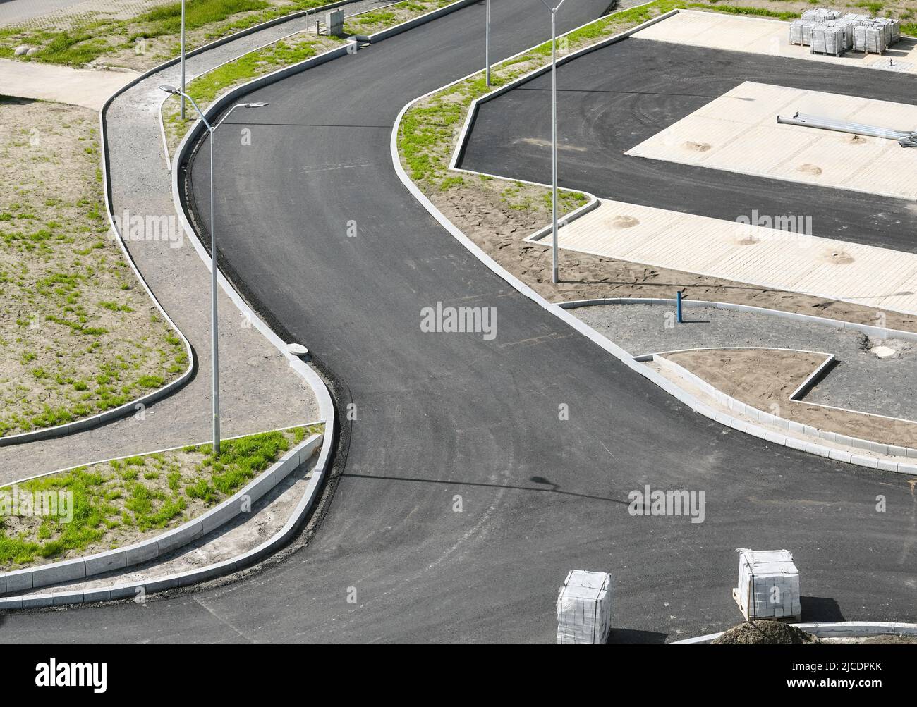 Vista aérea de la calle nueva y el sitio de la construcción del estacionamiento. Foto de stock