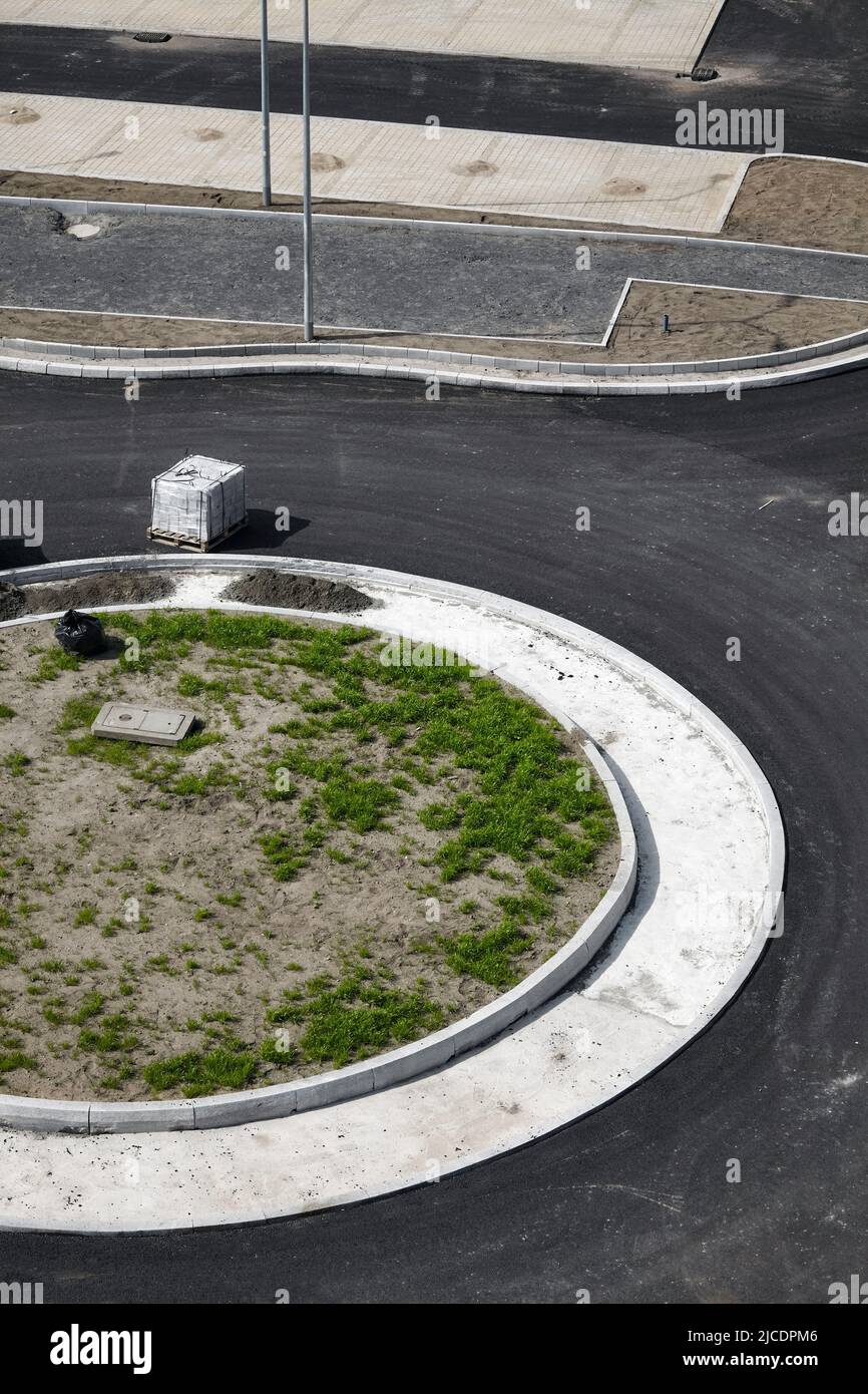 Vista aérea de la nueva rotonda y el sitio de la construcción del estacionamiento. Foto de stock