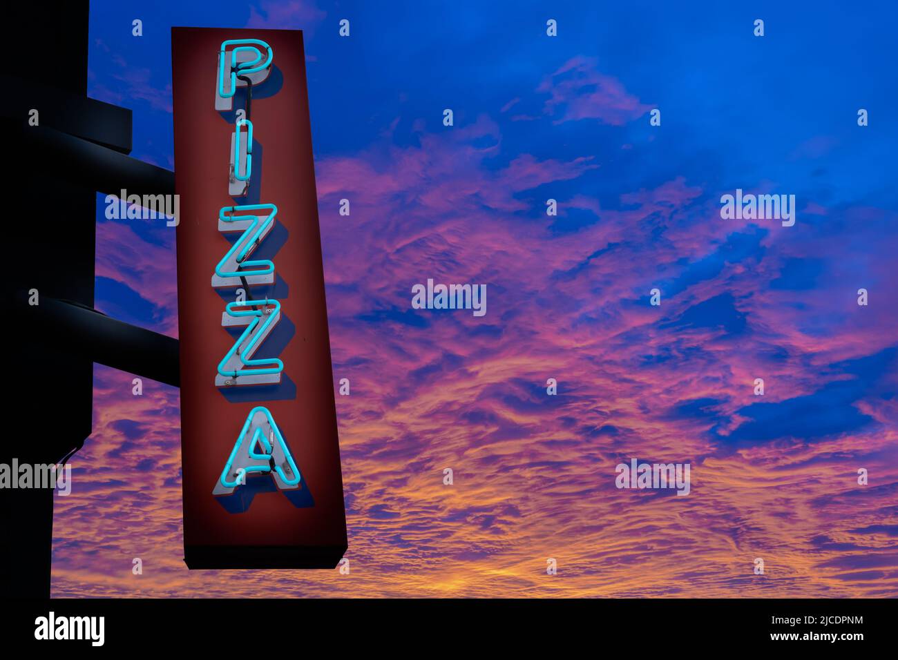 Retro Neon Pizza Firmar contra una puesta de sol increíble, con Copy Space Foto de stock