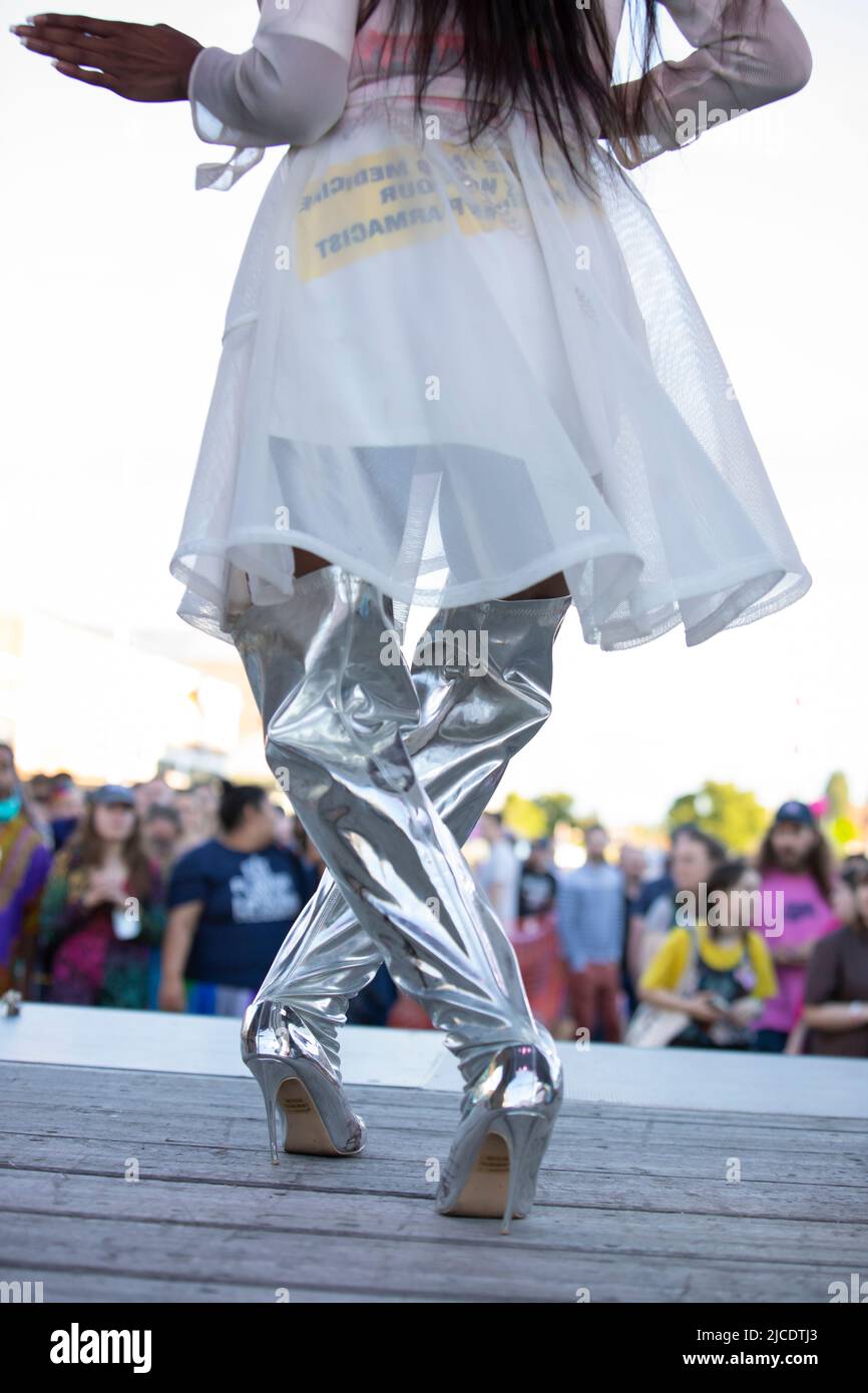 Ebony Monét realiza una sinca labial en el festival White Center Pride en Seattle el sábado 11 de junio de 2022. Foto de stock