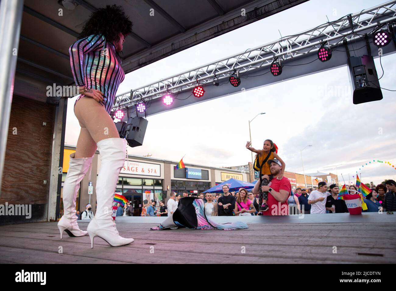Drag Queen Old Witch realiza una sincronización labial en el festival White Center Pride en Seattle el sábado 11 de junio de 2022. Foto de stock