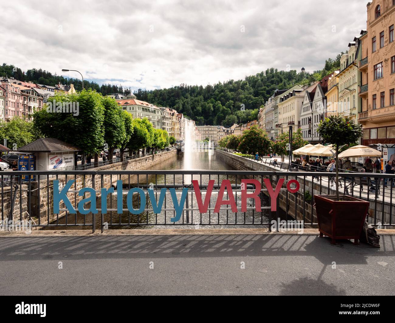 Karlovy Vary, Bohemia, República Checa - 26 2022 de mayo: Paisaje urbano de Carlsbad con logotipo o signo de la ciudad y el río Tépla. Foto de stock