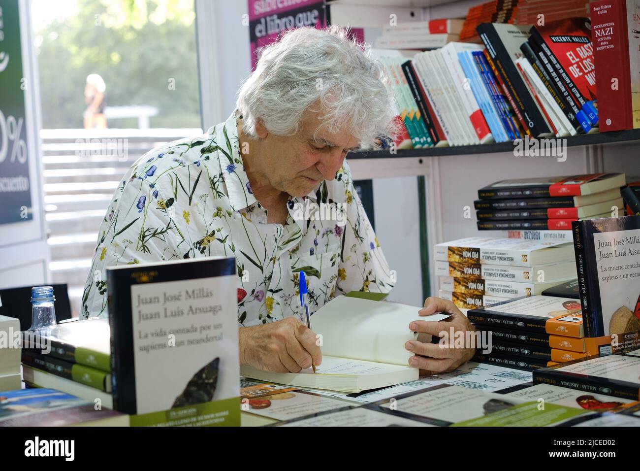 Madrid, España. 12th de junio de 2022. Blanca García-Orea Haro firma sus  libros en la Feria del Libro 2022 en el Parque del Retiro, Madrid. La Feria  del Libro de Madrid 2022