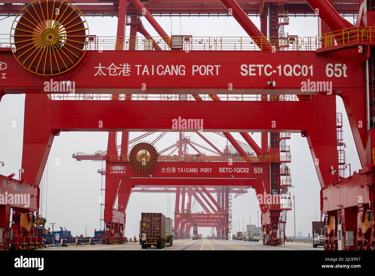 SUZHOU, CHINA - 12 DE JUNIO de 2022 - Una vista de la zona de carga y  elevación de contenedores de la Terminal de Contenedores de Taicang,  Suzhou, provincia de Jiangsu, China,