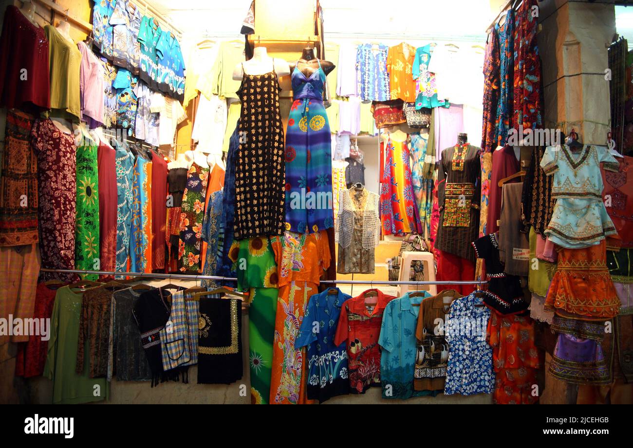 Tienda de ropa familiar en Muttrah souq, Omán Foto de stock