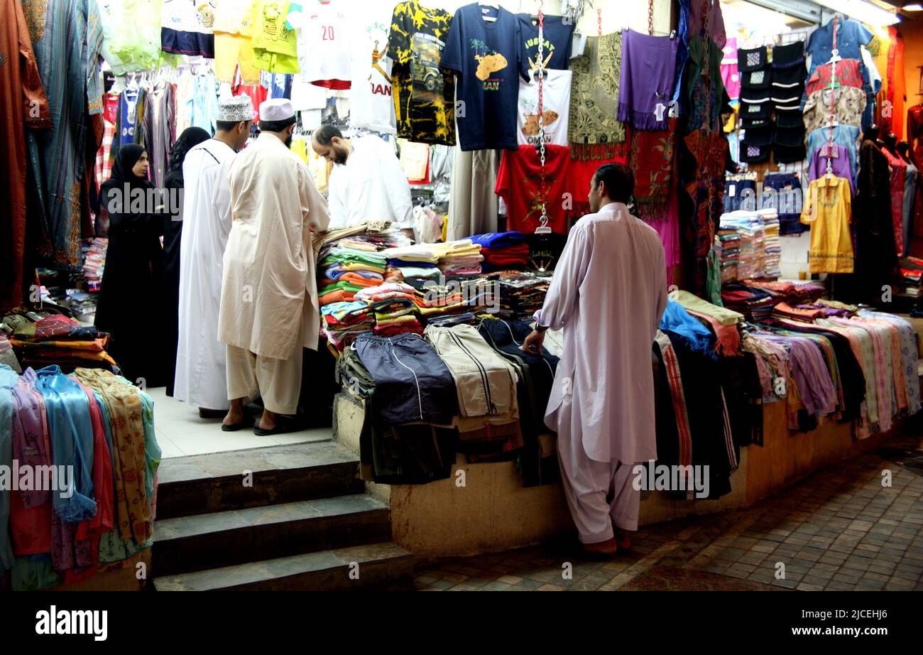 Tienda de ropa en Muttrah souq o Bazar, Omán Foto de stock