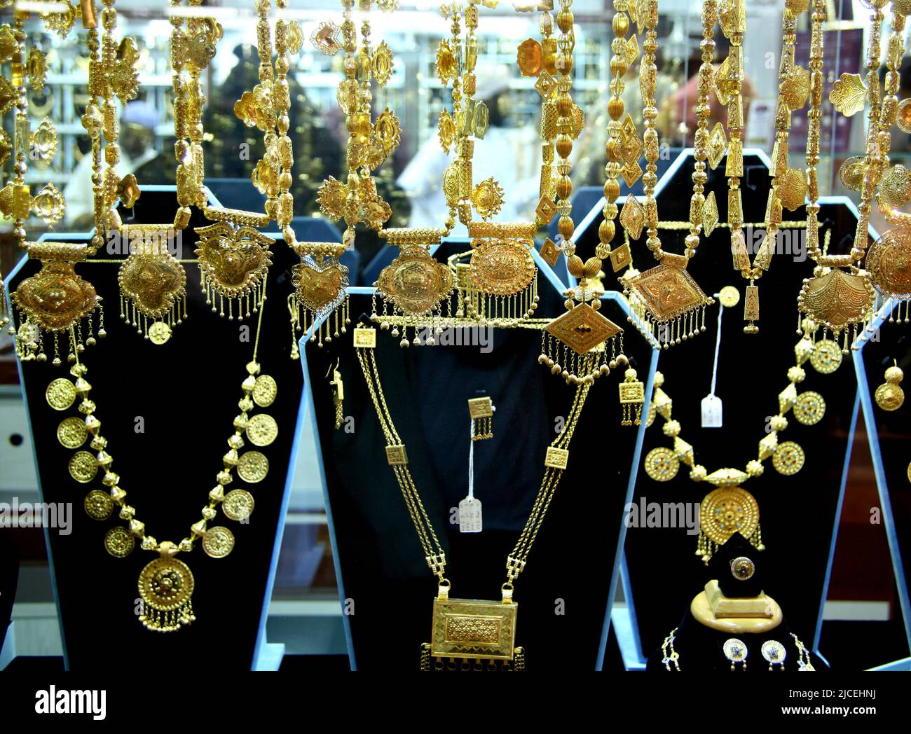 Tienda de joyas de oro en el bazar Muttrah, Omán Foto de stock