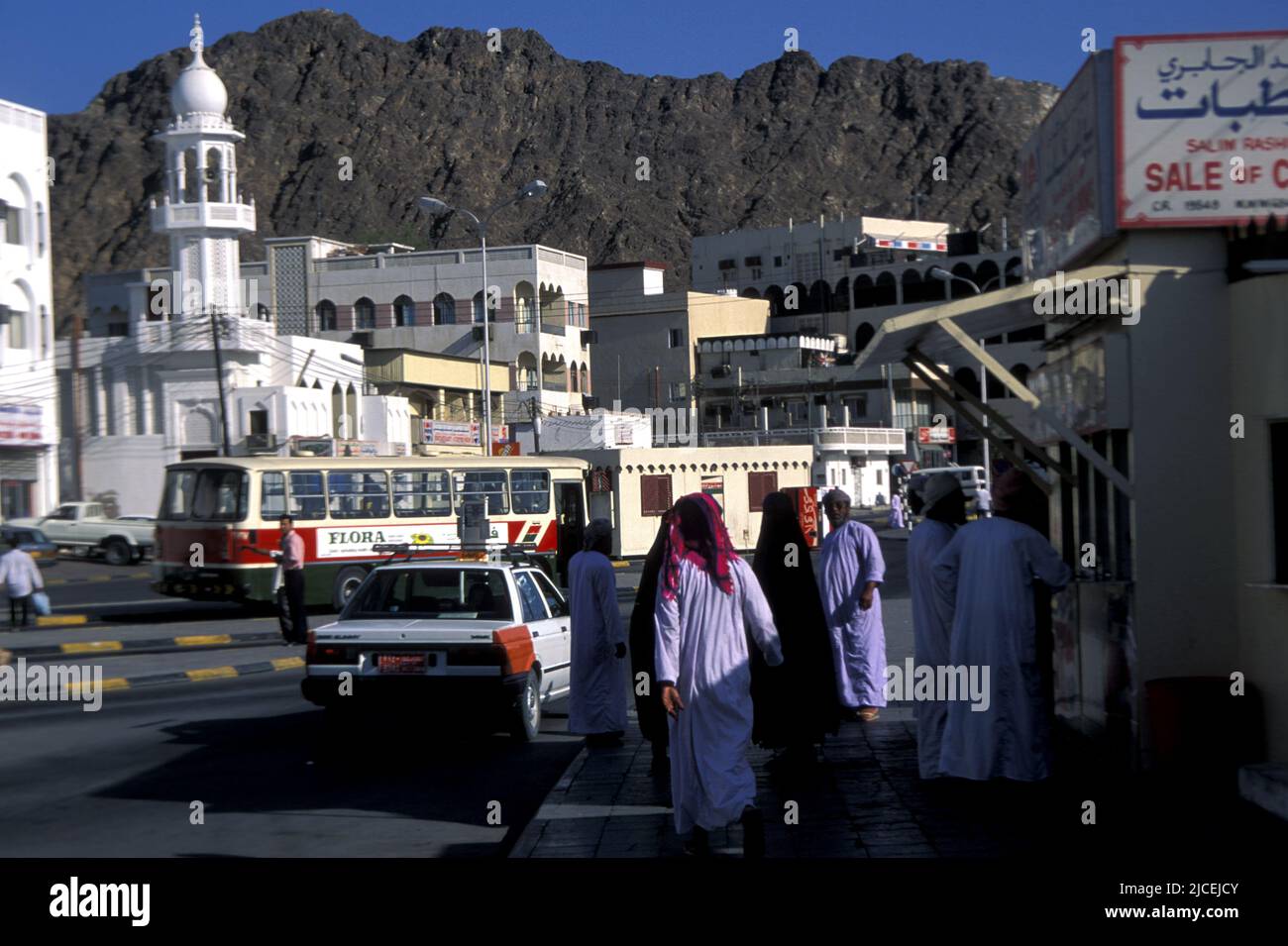 Escena callejera en Muttrah, puerto y distrito de bazar de Muscat, Omán Foto de stock