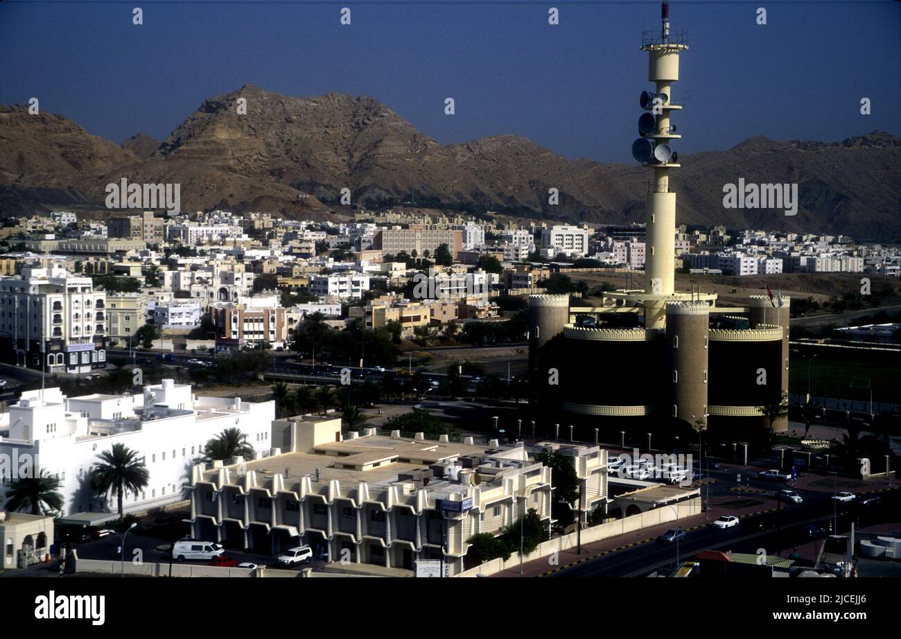 Torre de tele-comunicaciones en Ruwi, centro financiero en Muscat, Omán Foto de stock