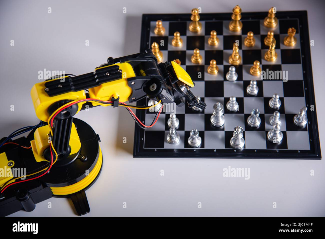 Robot hand playing chess fotografías e imágenes de alta resolución - Alamy