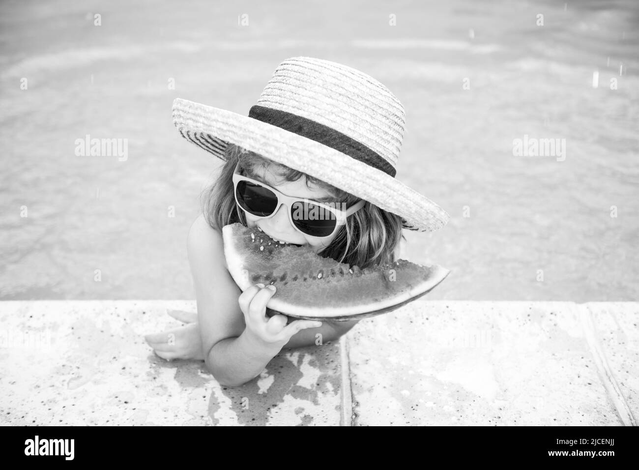 Los niños comen sandía cerca de