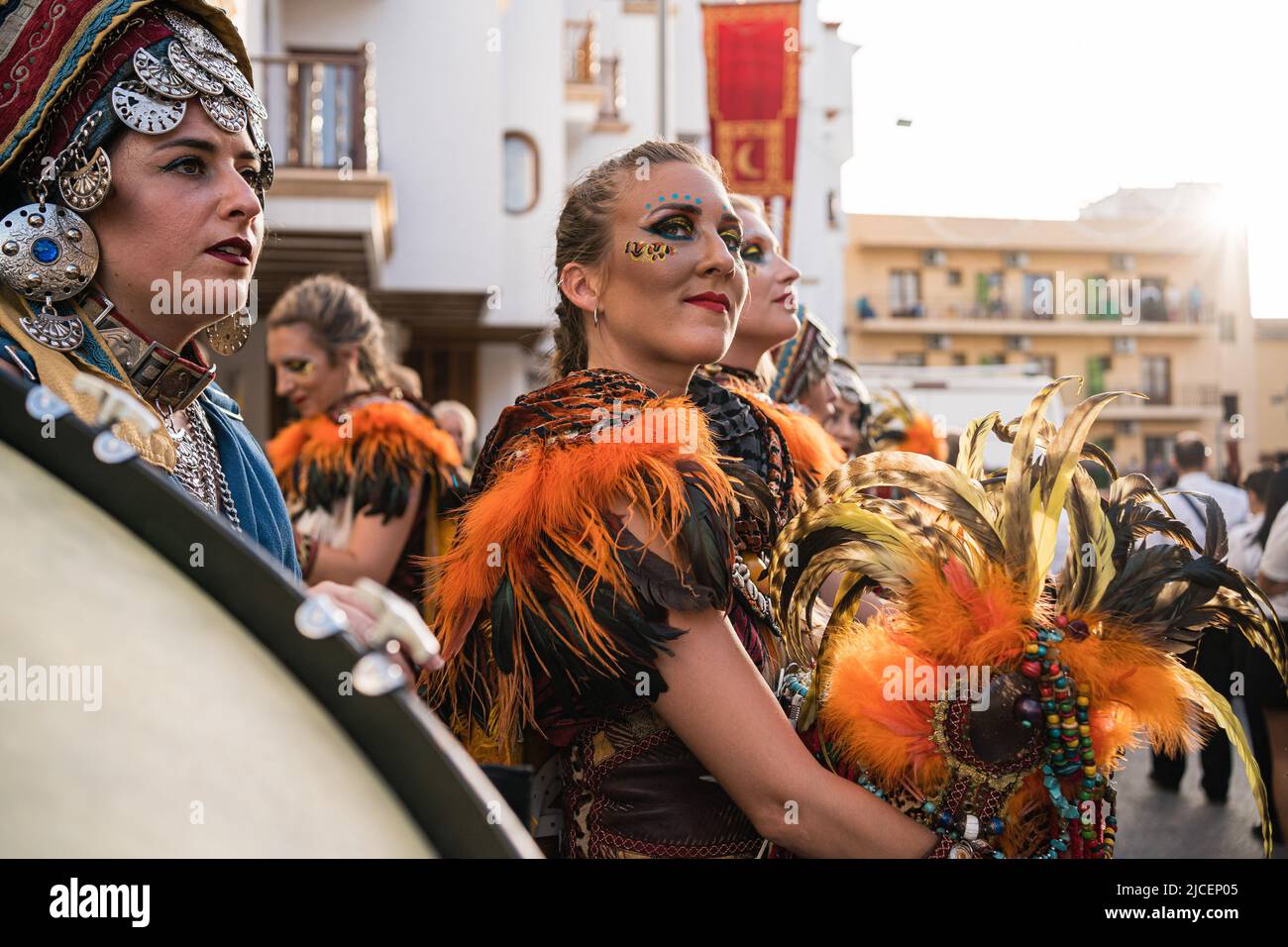 Teulada Moraira, España. 12th de junio de 2022. Mujer vestida para la fiesta  se prepara para el desfile en Moraira, Alicante. El tradicional desfile de  fiestas 'moros y cristianos' en Teulada Moraira,
