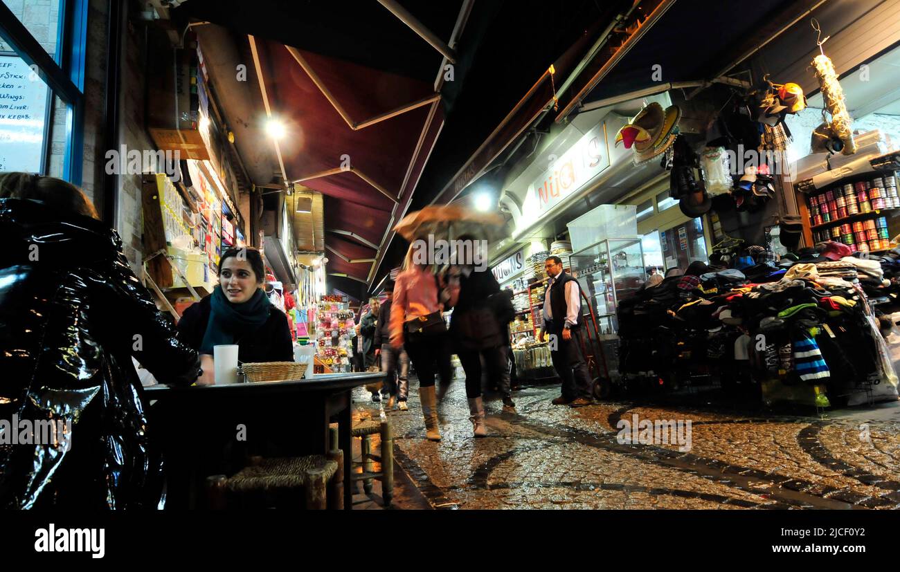 Los bazares vibrantes en Fatih, Estambul, Turquía. Foto de stock