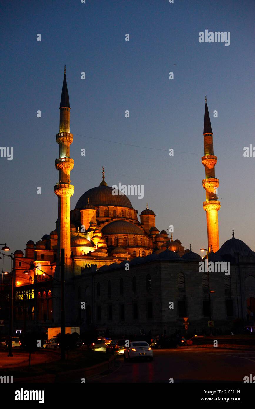 Mezquita Yeni Cami en Estambul, Turquía. Foto de stock