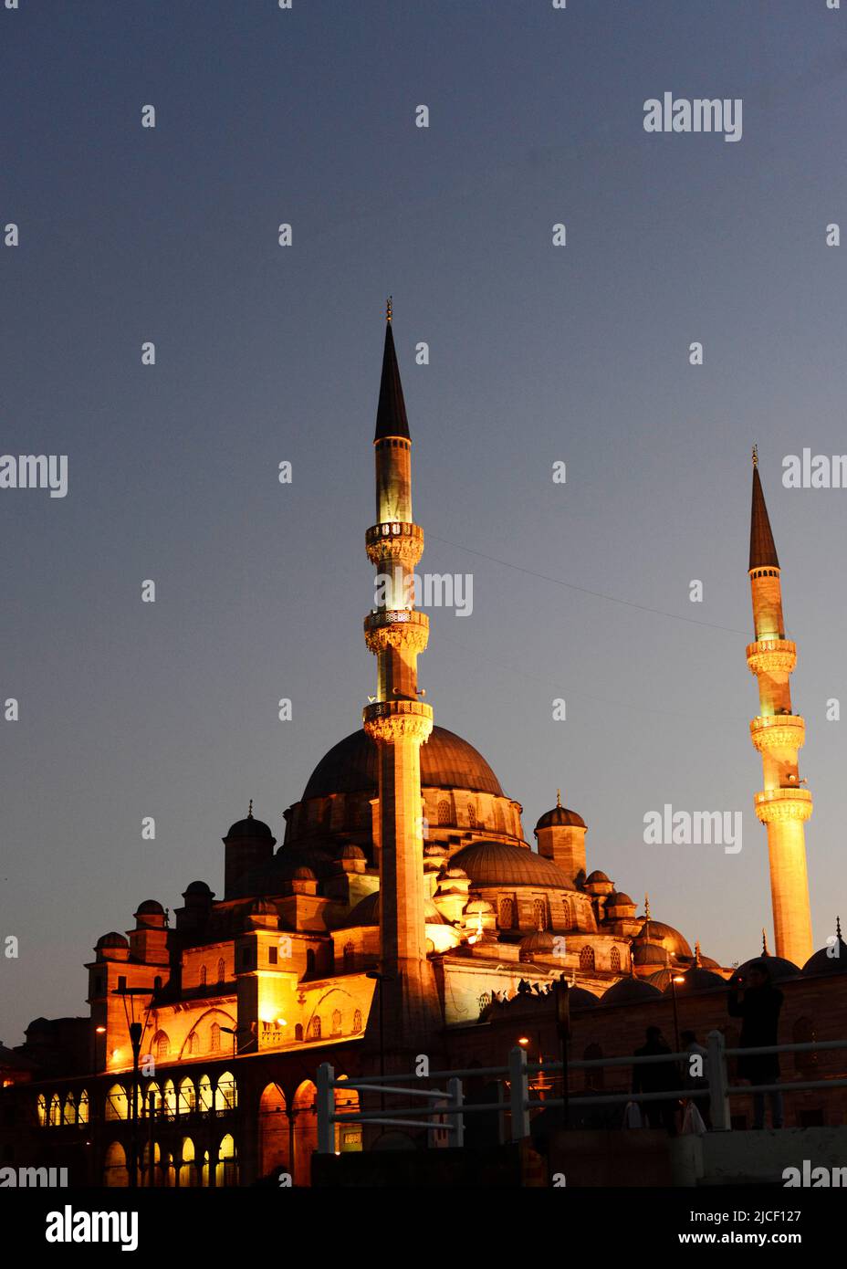 Mezquita Yeni Cami en Estambul, Turquía. Foto de stock