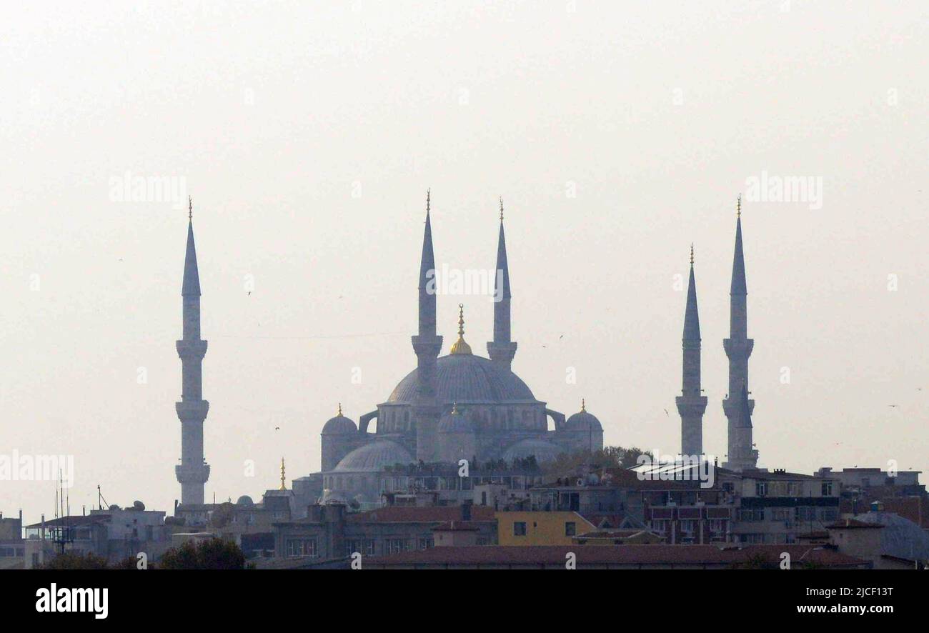 Vista de la Mezquita Azul vista desde el lado asiático de Estambul, Turquía. Foto de stock