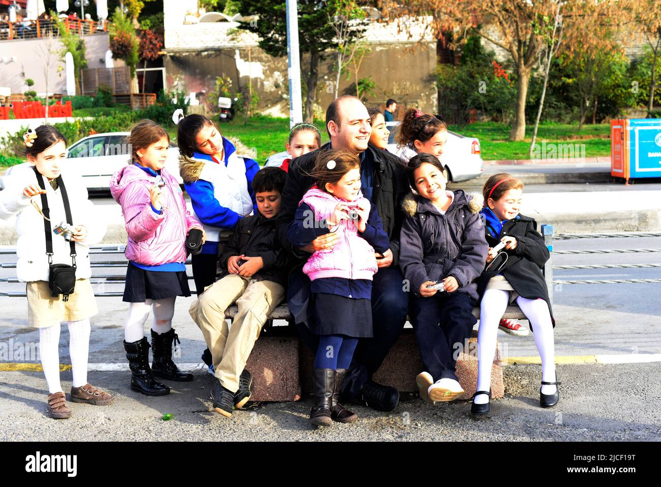 Un padre feliz con todos sus hijos. Estambul, Turquía. Foto de stock