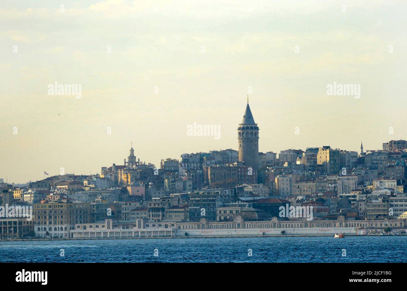 Una vista de la torre Galata vista desde el estrecho del Bósforo en Estambul, Turquía. Foto de stock