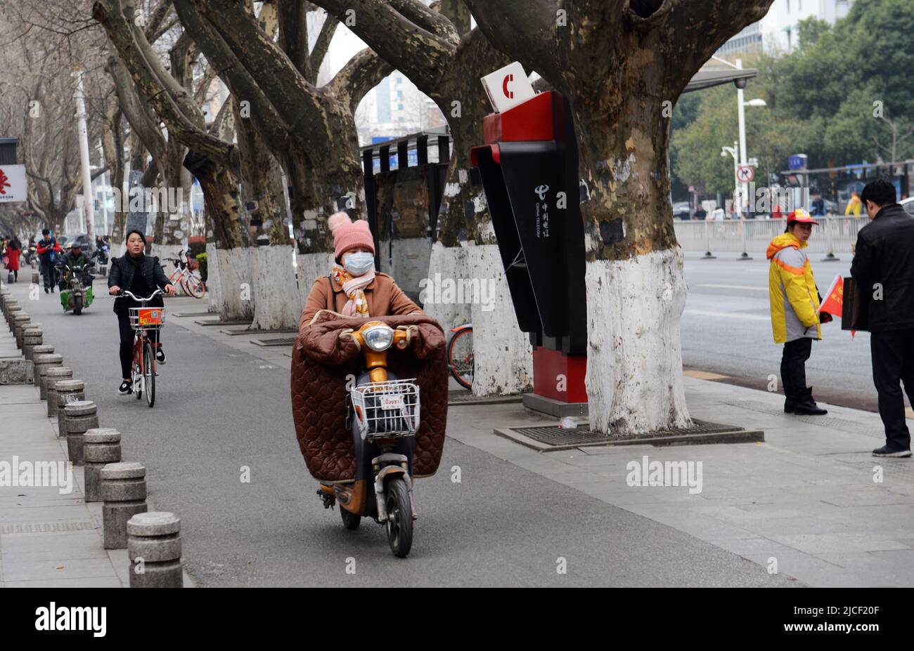 Carril bici a lo largo de Zhongshan nan lu en Nanjing, China. Foto de stock