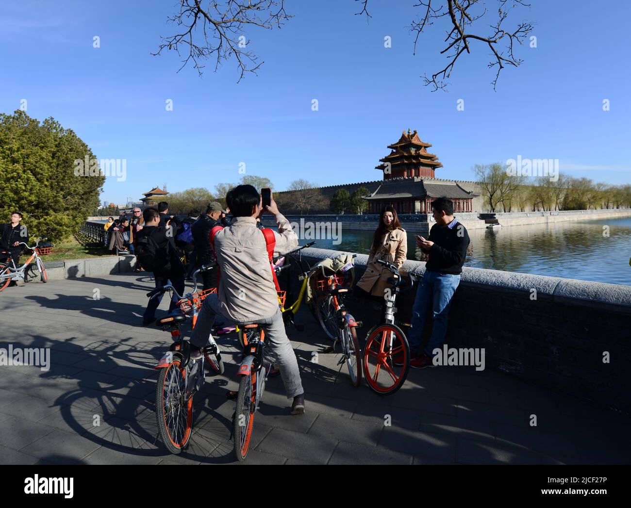 Turista disfrutando de la vista de la Ciudad Prohibida en Beijing, China. Foto de stock